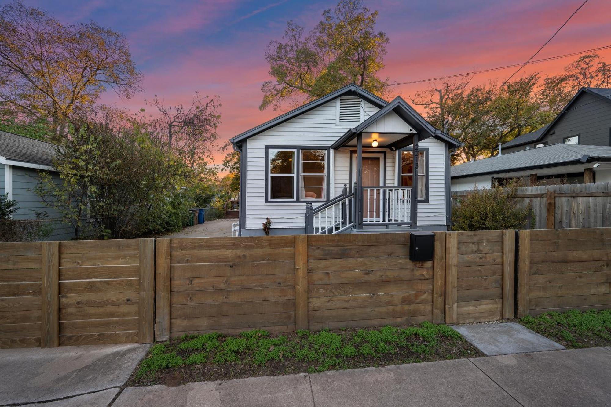 Stylish, Artsy Bungalow Central Eastside ออสติน ภายนอก รูปภาพ
