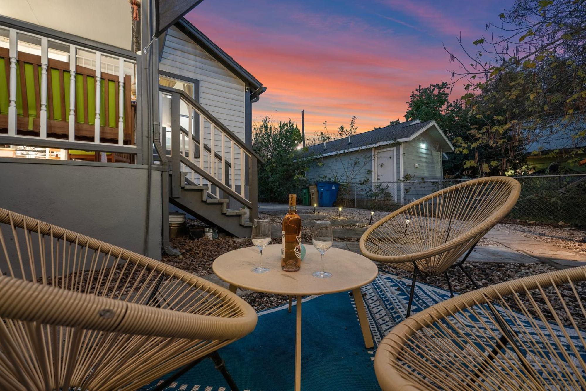 Stylish, Artsy Bungalow Central Eastside ออสติน ภายนอก รูปภาพ